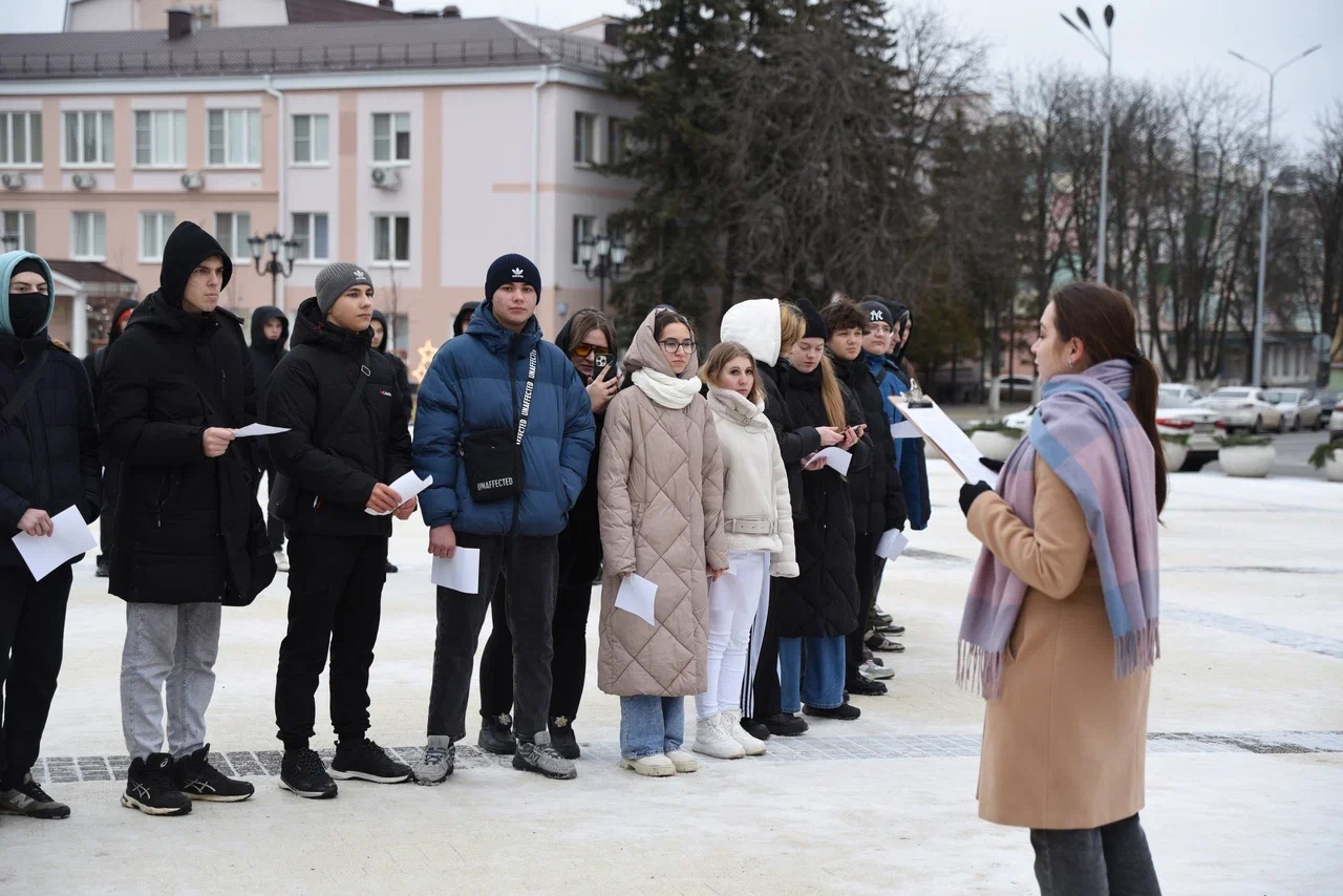 Студенты Губкинского городского округа исполнили гимн нашего города.