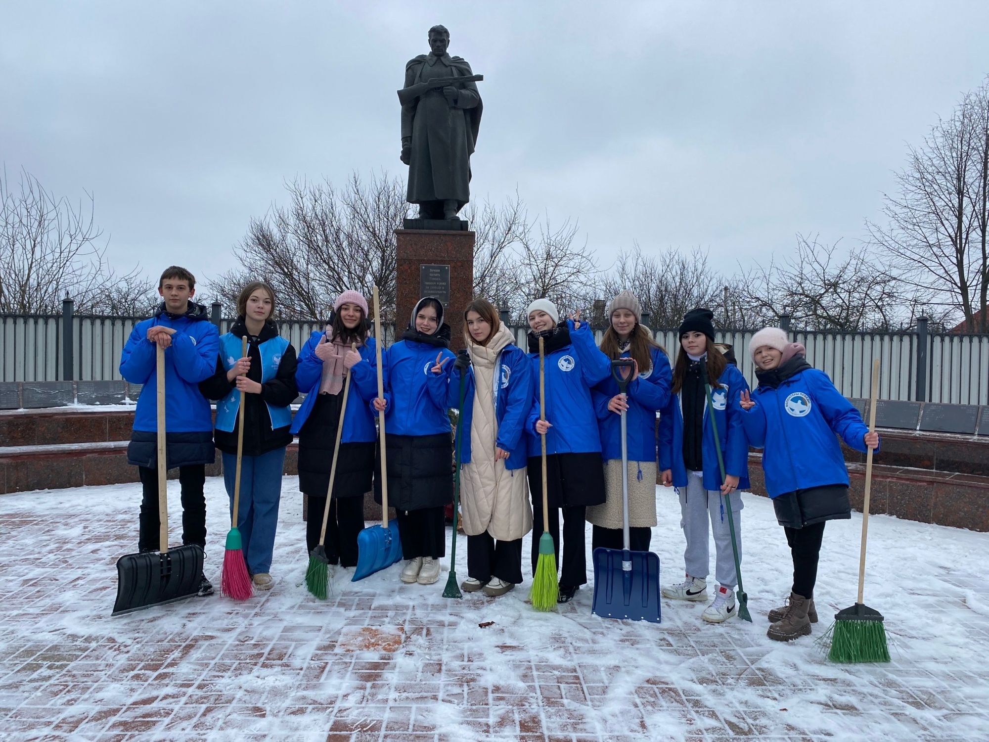 Губкинские волонтёры провели субботник.