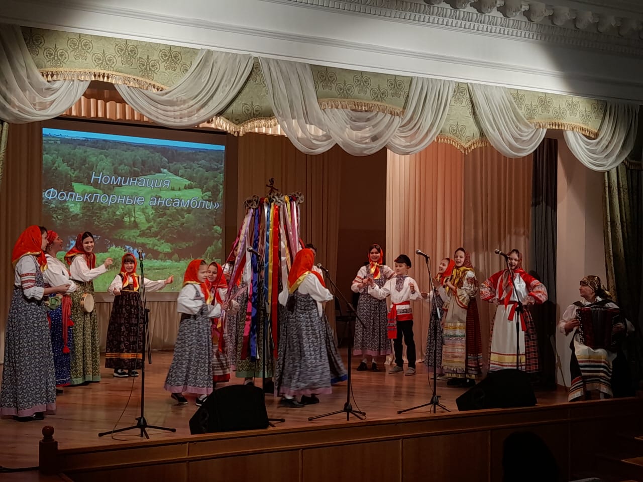 Песни пели да сказки сказывали.