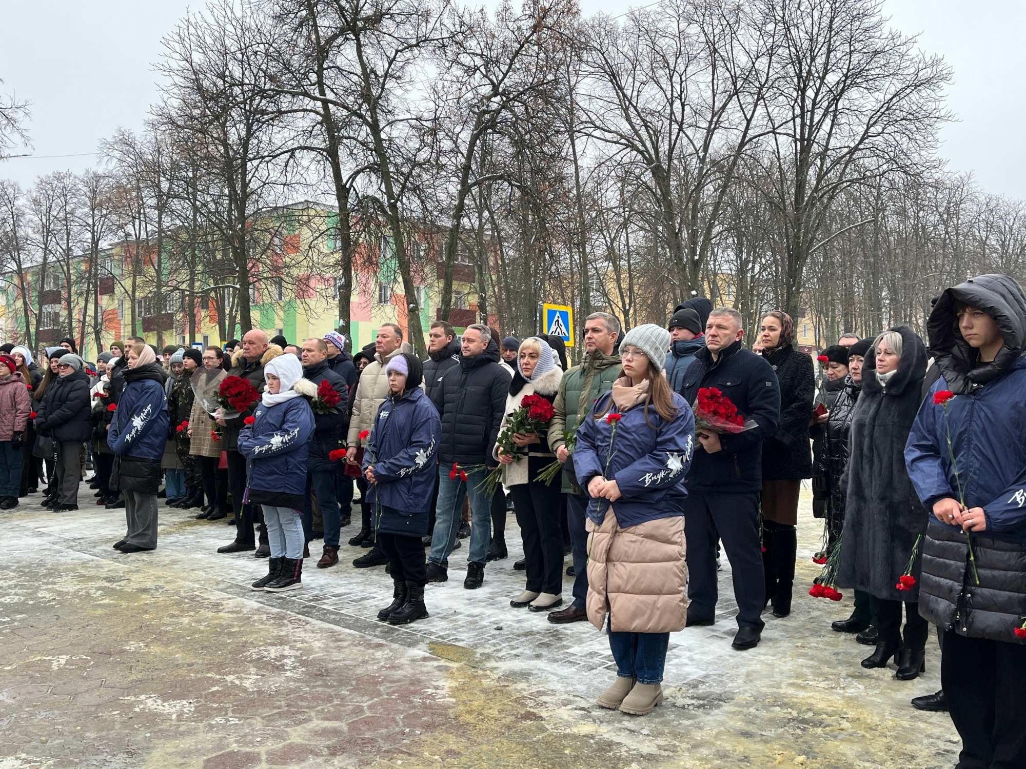 Состоялась церемония возложения цветов к Вечному огню.