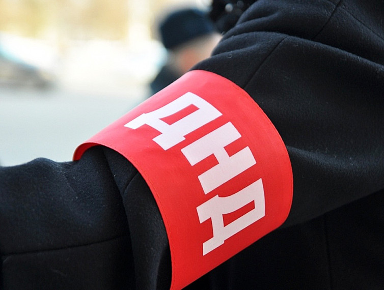 Слаженная работа сотрудников полиции и народных дружинников обеспечивает безопасность. Слаженная работа сотрудников полиции и народных дружинников обеспечивает безопасность.